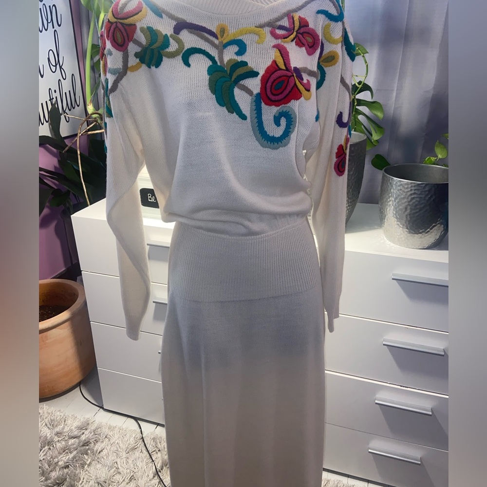 VINTAGE Premiere Edition Sweater Dress/ S(8-10)/white w/ colorful embroidery